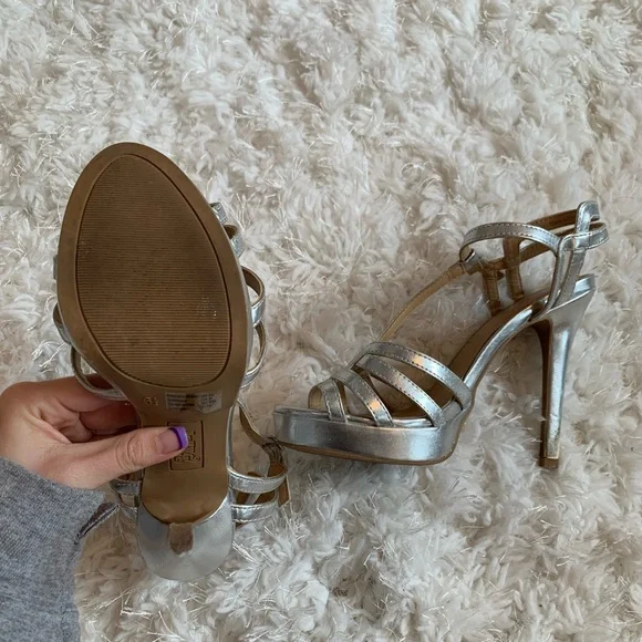 Silver heels - Picture 3 of 5